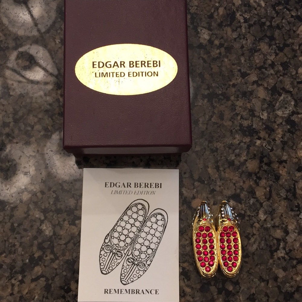 NEW VINTAGE REMEMBERANCE PIN